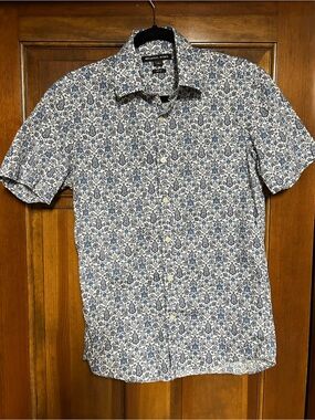 Michael Kors Men's White and Blue Floral-Print Short Sleeve Shirt